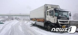 추돌로 부서진 대형트럭