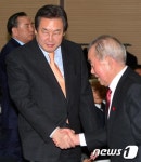 인사 나누는 김무성-김봉조