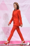 가희, 강렬한 레드 슈트 모델 워킹