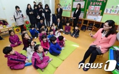 유치원 수업 참관하는 이준식 부총리