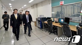 자동차안전연구원 시험동 살펴보는 강호인 장관