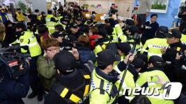 알바노조, 경찰과 몸싸움