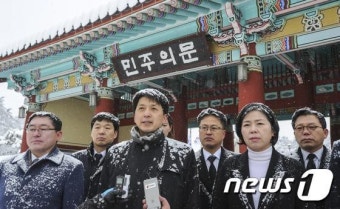 더민주 영입인사 '5월 정신 계승 하겠다'