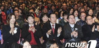 박수치는 더민주 영입인사들