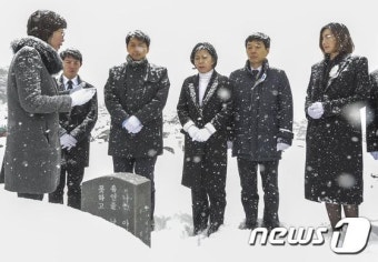 폭설 속에서 참배하는 더민주 영입인사들