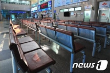 울릉도로가는 여객대합실은 텅텅