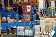 명절 앞두고 분주한 우편집중국