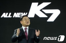올 뉴 K7 소개하는 이형근 기아차 부회장