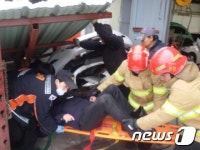 군산 공업사 지붕 처마 폭설로 붕괴…행인 2명 부상