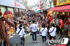 “떡국 먹고 노래하고 춤을 춰요”…부산 서동미로시장 설맞이