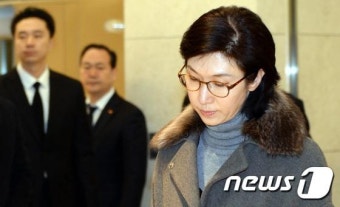 고개숙인 노소영 아트센터 나비 관장