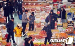 설 앞두고 북적이는 농산물 시장