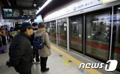 정상 운행되는 서울역 지하철 1호선