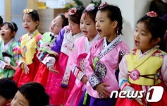 재롱잔치 펼치는 어린이들
