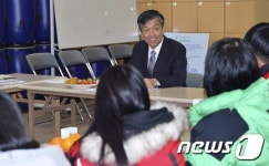 영명보육원 원생들과 대화하는 최상목 차관