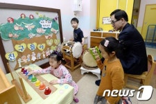 이준식 부총리 유치원 원아들과 함께