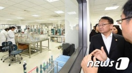 바이오헬스 현장방문한 유일호 부총리
