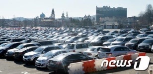 놀이동산 가득 메운 차량들