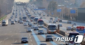 비교적 원활한 교통 흐름 보이는 고속도로