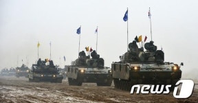 적진 향하는 K-21 장갑차