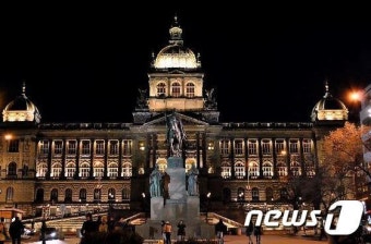 체코 국립박물관 화재로 지붕 소실…