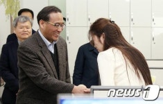 홍윤식 행자부 장관, 경기도 콜센터 방문