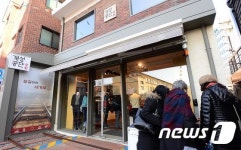 개성공단상회 상품 고르는 시민들