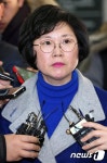 취재진 질문받는 김현 의원