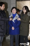 질문에 답하는 김현 의원