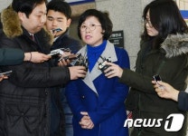 질문에 답하는 김현 의원
