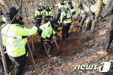 큰딸 사체 수습하는 경찰
