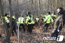 암매장 첫째딸 사체 수습하는 경찰