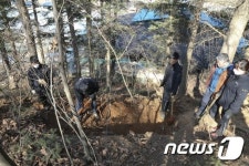 첫째딸 사체 수습하는 경찰