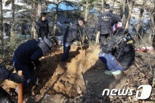 암매장 첫째딸 시신 수습하는 경찰