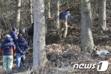 첫째딸 사체 수습하는 경찰