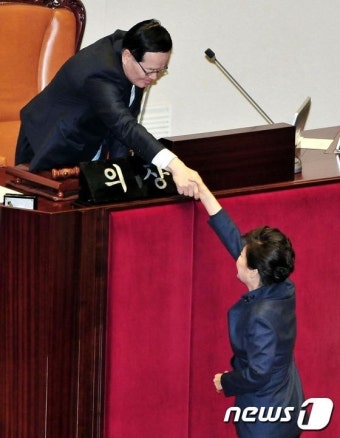 정의화 국회의장과 악수 나누는 박 대통령