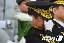 눈물 훔치는 김영식 사령관