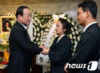 유족들 위로하는 서청원 최고위원