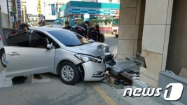 택시와 충돌한 승용차 모텔 들이받아…1명 부상