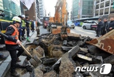 2호선 시청역 9번 출구 앞 지반 침하