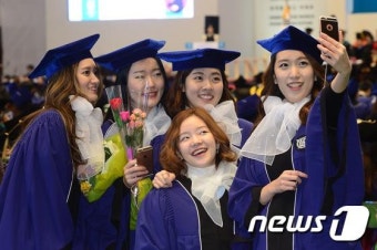 서울대 전기 학위수여식 '예쁘게 찍어요'