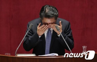 필리버스터 도중 눈물 훔치는 정청래