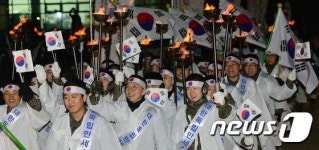 횃불처럼 타오르는 '그날의 뜨거운 함성'