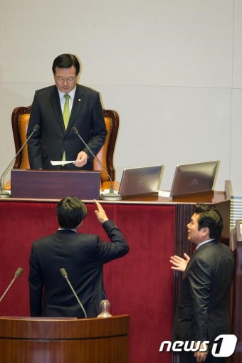 정의화 의장 발언에 항의하는 이종걸 野 원내대표