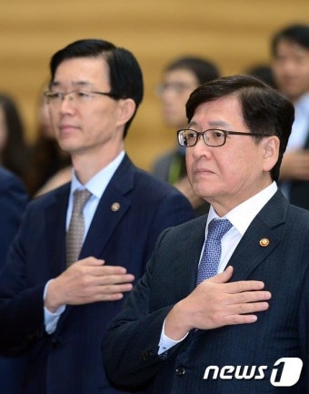 국민의례하는 보건복지부 장차관