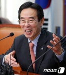 활짝 웃는 홍창선 공천관리위원장