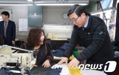 근로자 격려하는 이기권 고용부장관