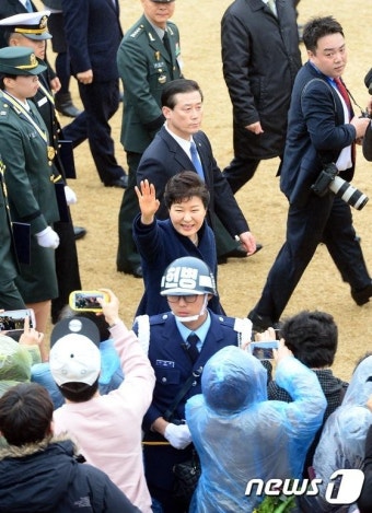 임관장교 가족들과 손인사하는 박근혜 대통령