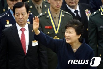 임관 장교 가족들에게 손 흔드는 박 대통령