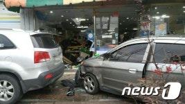 익산서 차량 슈퍼로 돌진…2명 부상